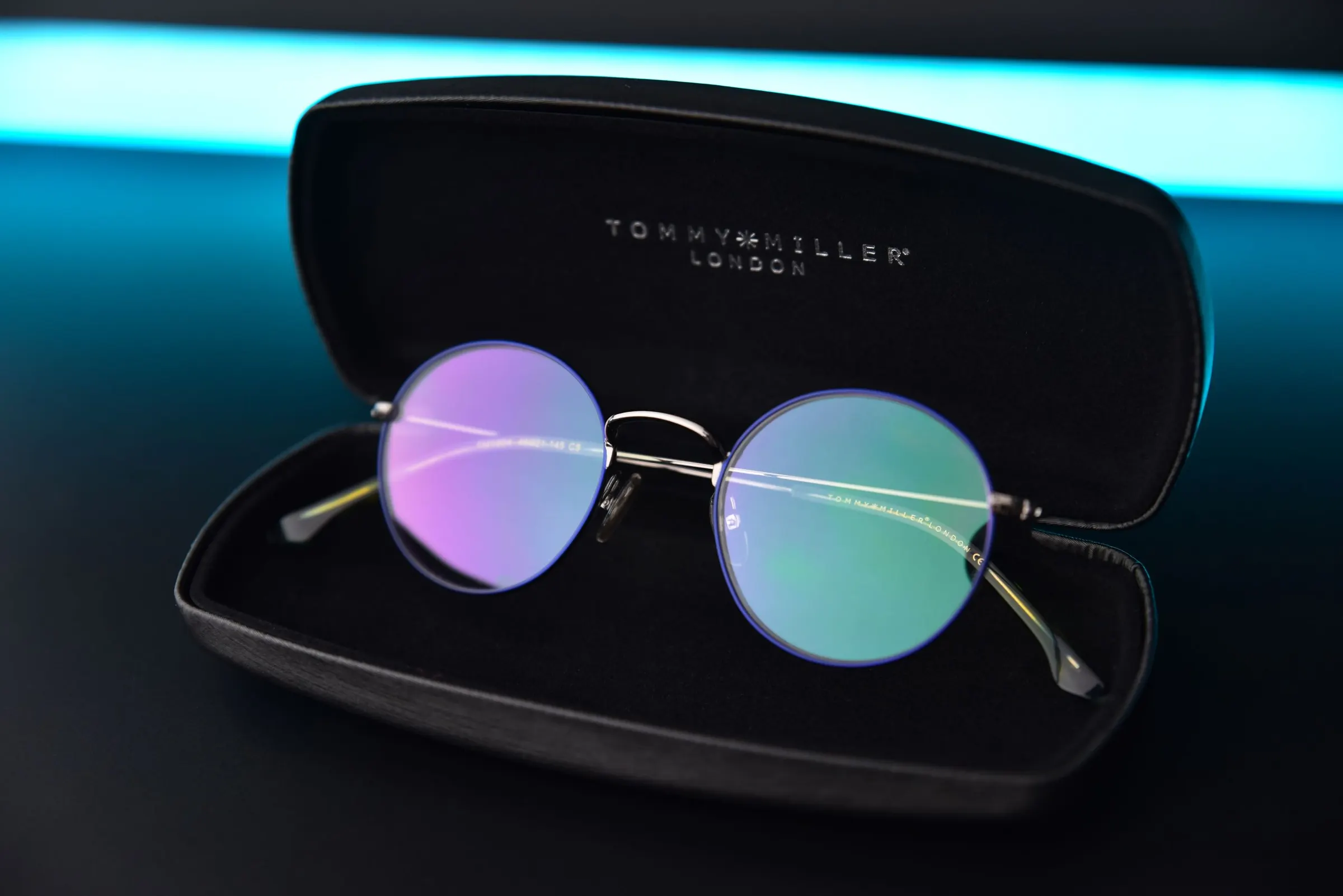 Lunettes rondes aux verres irisés dans leur étui noir